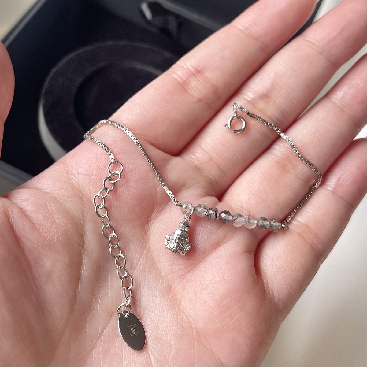 BubblesxMakeup's tweet photo. มือใหม่หัดมูถูกใจสิ่งนี้! เป็นไอเท็มมูที่ดีไซน์สวยมากกกก วัสดุดี มูแบบไม่ตะโกน เหมือนสร้อยข้อมือแฟชั่นเลย ปรับความยาวได้ เส้นนี้เป็นของ harmenstone ท้าวเวสสุวรรณ รุ่น The Kuvera🪙✨ สายสร้อยกับชาร์มท้าวเวสสุวรรณเป็นเงินแท้ + อัญมณีไหมดำ 8 เม็ด ช่วยเรื่องโชคลาภ ดึงดูดเงินทอง💰 https://t.co/OWQf384pgE