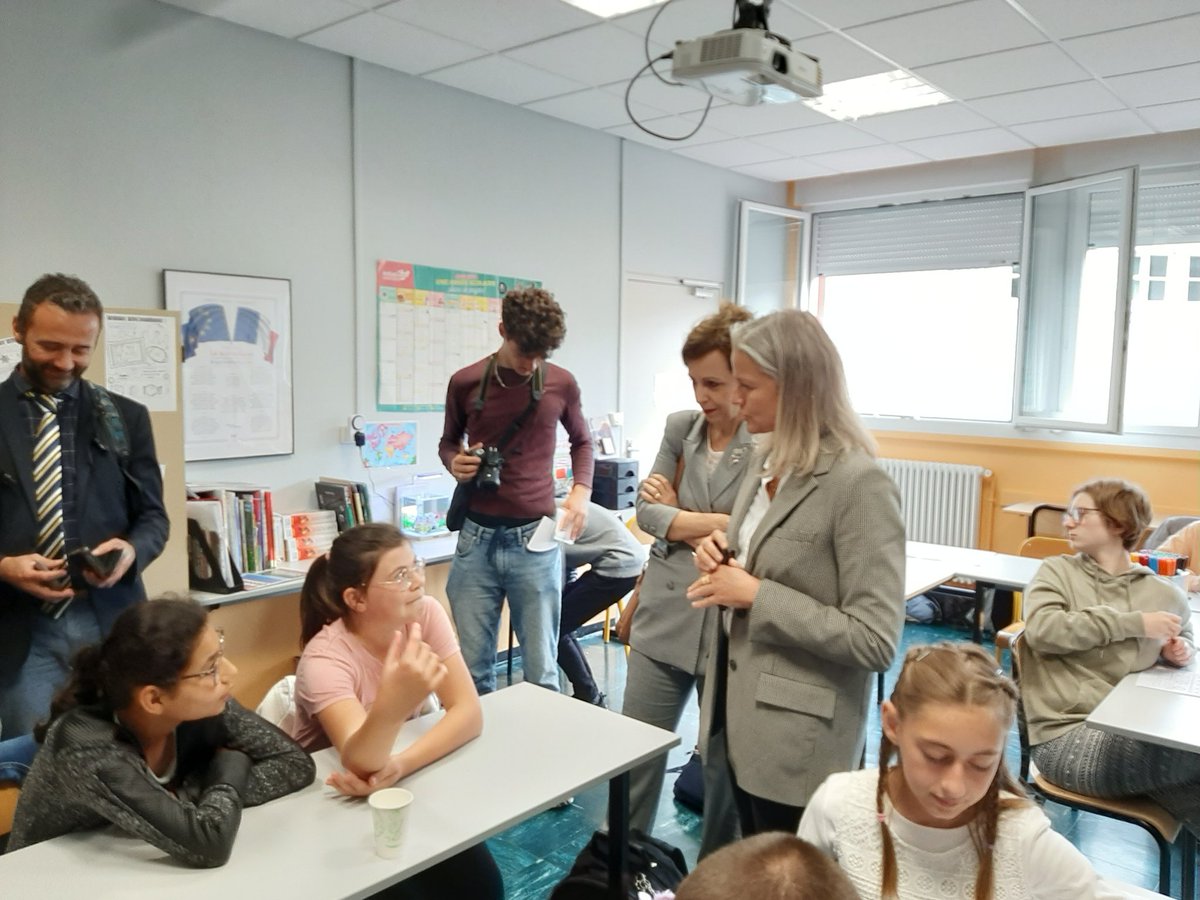 MMartinMut's tweet photo. En visite au collège de Châtillon/Seine pour 1 présentation, par les élèves de l'IME mutualiste Le Petit Versailles, de leur nouvelle classe d'enseignement externalisé : une expérience bénéfique pour tous... et pour 1 société de + en + inclusive ! @mfbourguignonne @lucie_gras https://t.co/GrtYECg7JY
