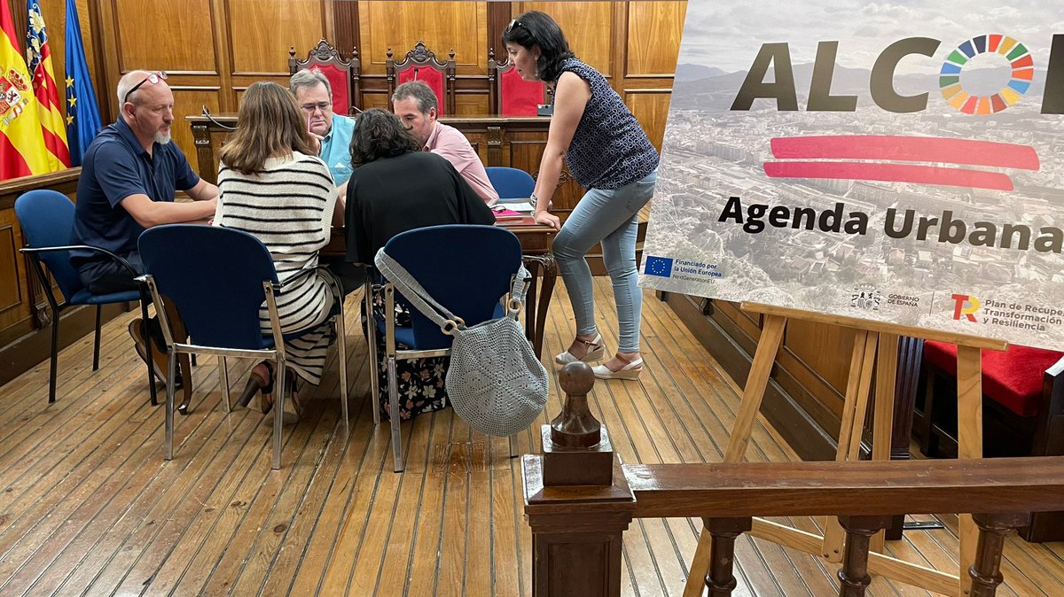 El Plan de Acción de la Agenda Urbana va completándose con las aportaciones de la ciudadanía. Esta semana hemos convocado a los agentes relacionados con la vivienda, así como al funcionariado municipal por habla de como mejorar la gobernanza 
#AgendaUrbana. Alcoy, mejor contigo!