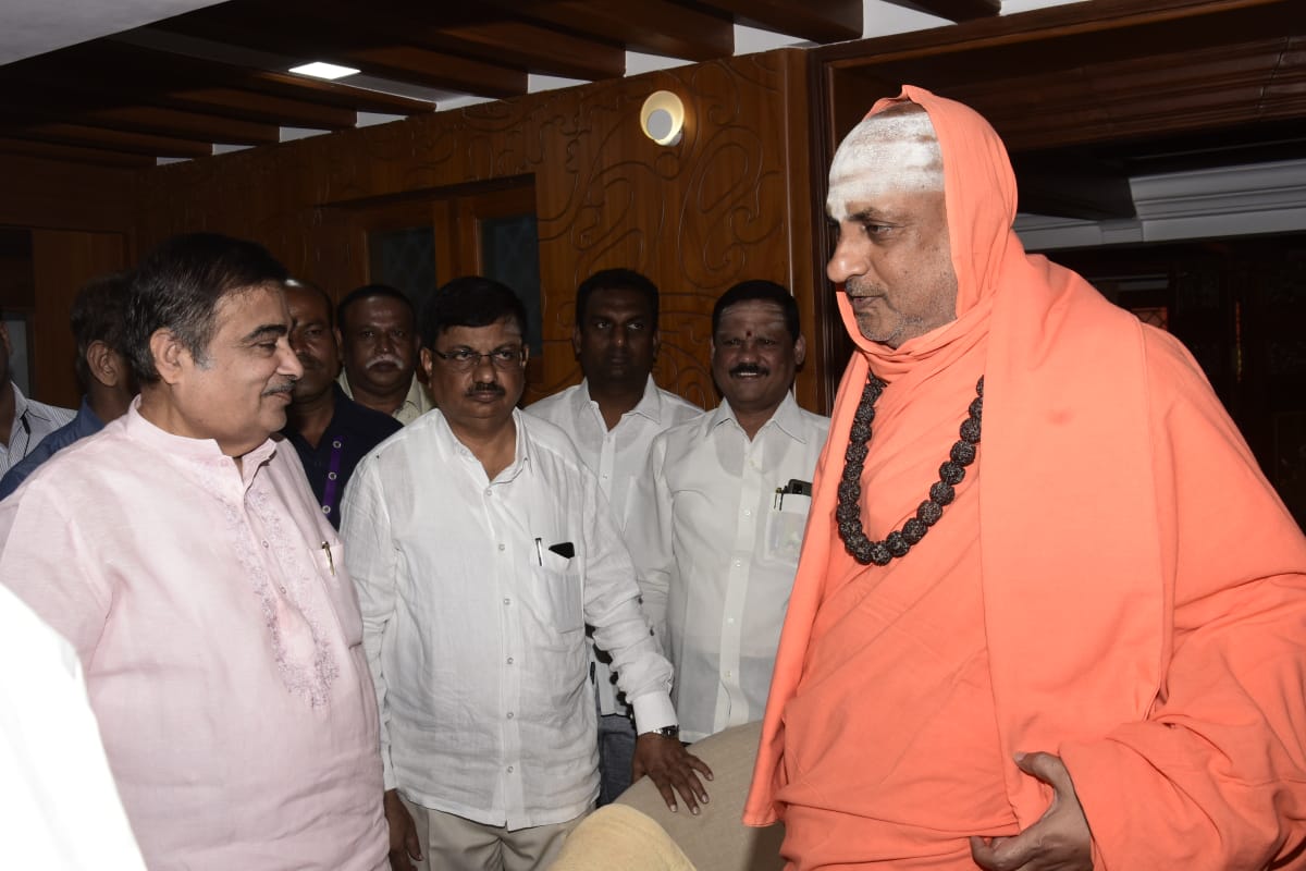 mahavidyapeetha's tweet photo. Sri Nitin Gadkari, Hon'ble Minister for Road Transport and Highways visited Sri Math, Mysuru and took blessings from His Holiness Jagadguru Sri Shivarathri Deshikendra Mahaswamiji.
..

 #srimath #sutturmath #jss #NitinGadkari #Minister #government #GovernmentofIndia https://t.co/6eR5UeScAQ