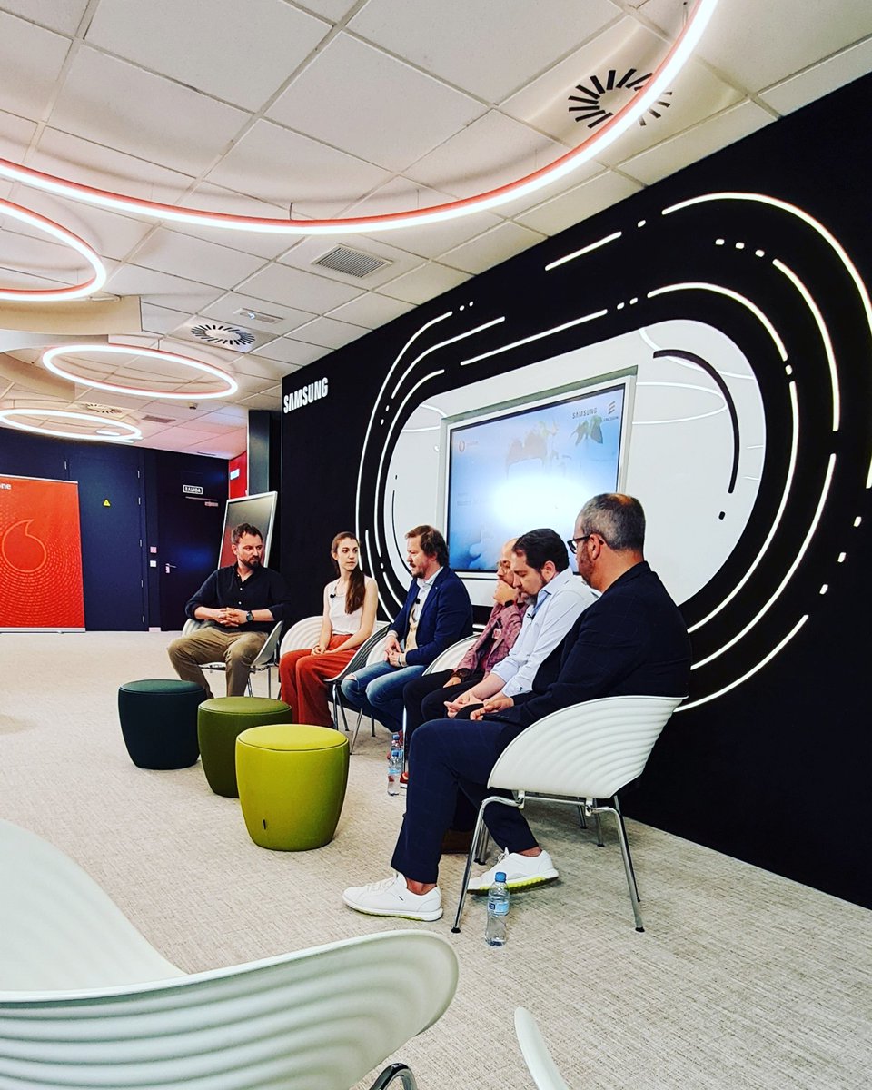 Hoy hemos vuelto al 5G Lab de <a href="/vodafone_es/">Vodafone España</a> para ver en directo la mesa redonda sobre el metaverso y la oferta educativa actual en torno al mismo, de la mano de <a href="/inmersivaxr/">INMERSIVAˣᴿ</a> <a href="/ISDI_edu/">ISDI</a> <a href="/TheValleyDBS/">The Valley</a> <a href="/MContentSchool/">Madrid Content School...</a> #metaverseuniversity
#Metaverse #VR #AR