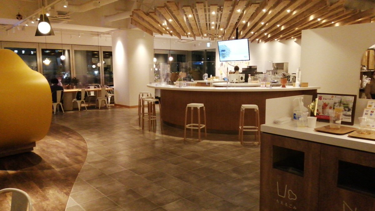 こちらは五反田のタイムズ本社２階のカフェ。電源、無料Wi-fiありで、飲食持ち込み可なので、もはや無料コワーキングスペースw
本日も使わせていただきました。感謝！