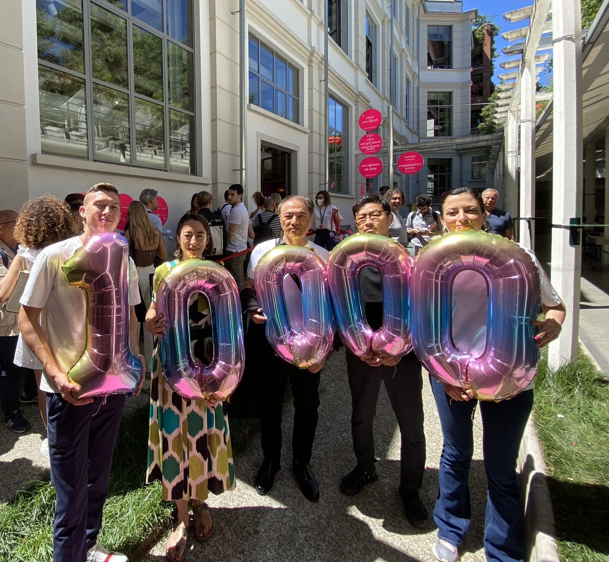 ✨WOW✨Oggi abbiamo dato il benvenuto al nostro 10K visitatore! 🥳🍾 Siamo orgogliosi di questo traguardo e felici di continuare ad accogliervi numerosi ancora fino al 12 giugno!🌸
@prohelvetia <a href="/ambasciatasvizz/">Ambasciata di Svizzera in Italia</a> @AmbsvizzIT <a href="/consolesvizzIT/">Console generale Stefano Lazzarotto 🇨🇭</a> <a href="/SGE/">Switzerland Global Enterprise</a> 
#SwissMi