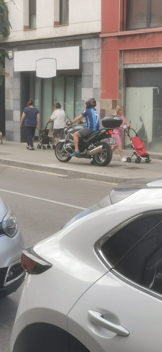 uri5pujol's tweet photo. Doncs per Granollers un seguidor del @uesiurana a tot gas!
#follower o #sectisme 😂 https://t.co/gpHeOjpdQv