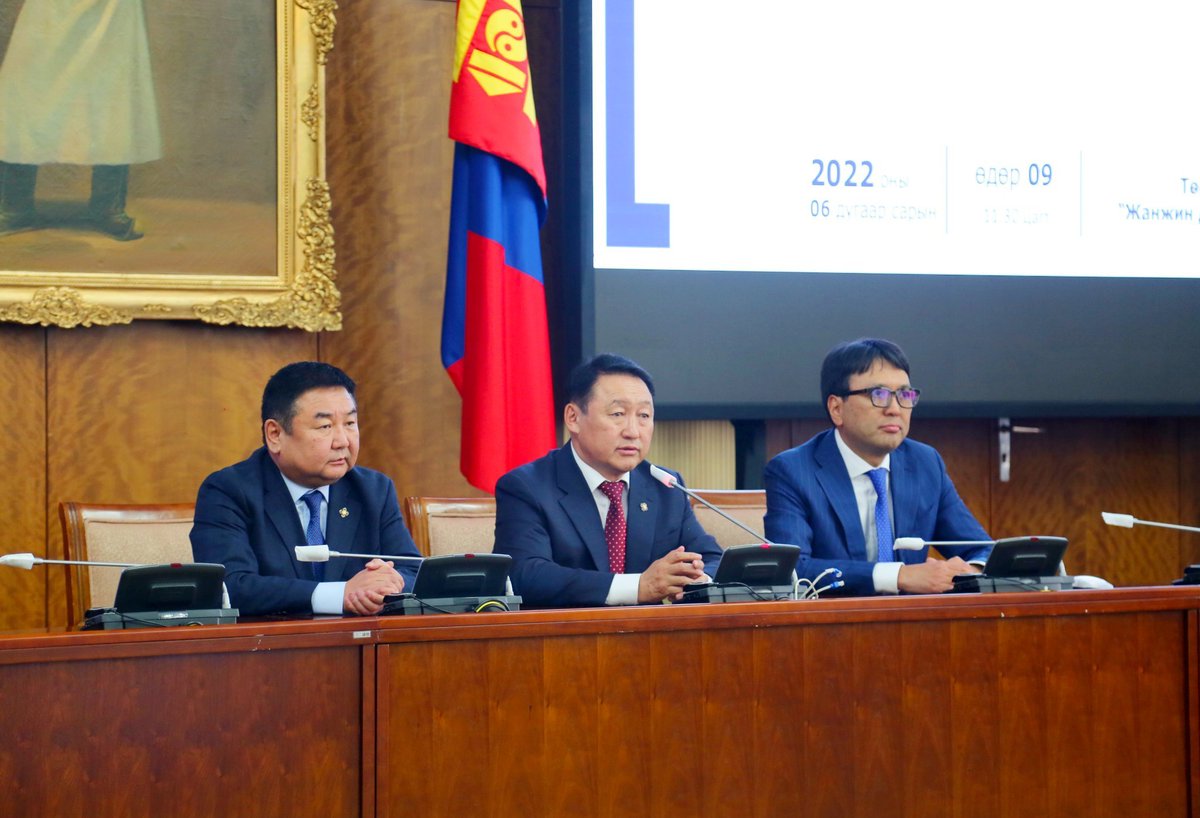 УЛС ТӨРИЙН НАМУУД МОНГОЛ УЛСЫН ҮНДСЭН ХУУЛЬД НЭМЭЛТ, ӨӨРЧЛӨЛТ ОРУУЛАХ “ТУНХАГ БИЧИГ”-Т ГАРЫН ҮСЭГ ЗУРЛАА.