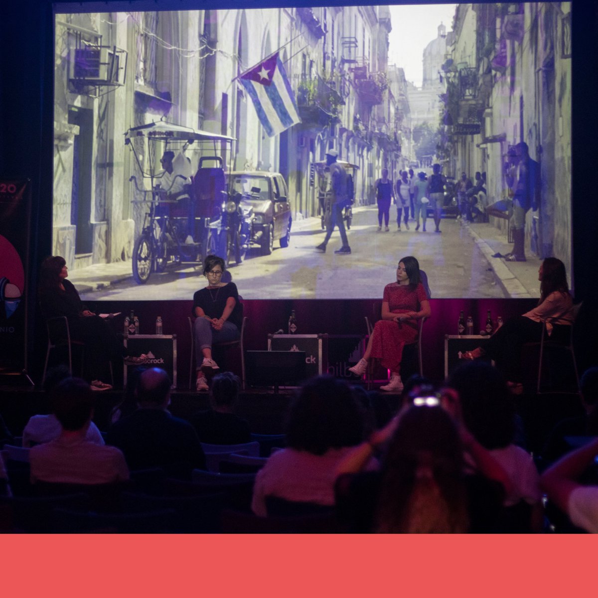 Zorionak Ainhoa, Ana, Aiora eta Izaskuni joan den astelehenean Caostican izandako "Emakume ekoizleak ikus-entzunezkoan" mahai-inguruan.✨

Hemen dituzue ekitaldiko argazki batzuk. Mila esker etorri zineten guztioi.💜

Bideoa: bit.ly/3tsdnh7