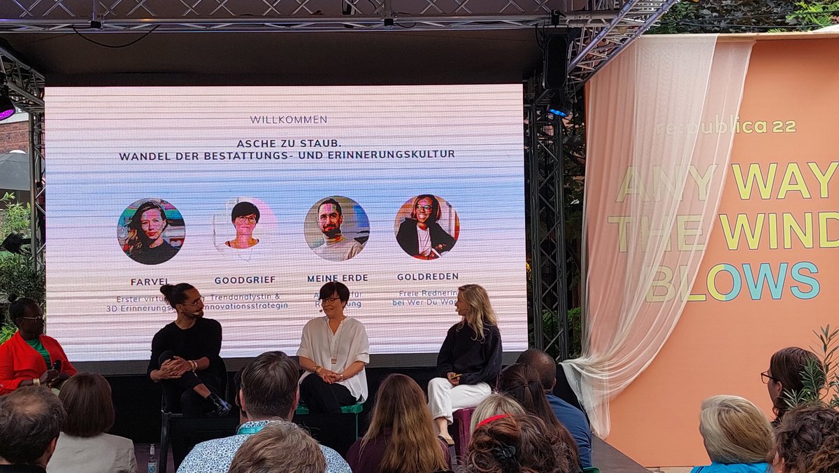 Asche zu Staub. Wie verändert sich Bestattungskultur? 3D-Welt farvel bietet digitale Trauerformen, Reerdigung schafft Schnell-Kompostierung, freie Redner begleiten Zeremonien und Prozesse. Kirchliche Angebote müssen offen für neue Prozesse sein, um relevant zu bleiben.
#rp22
