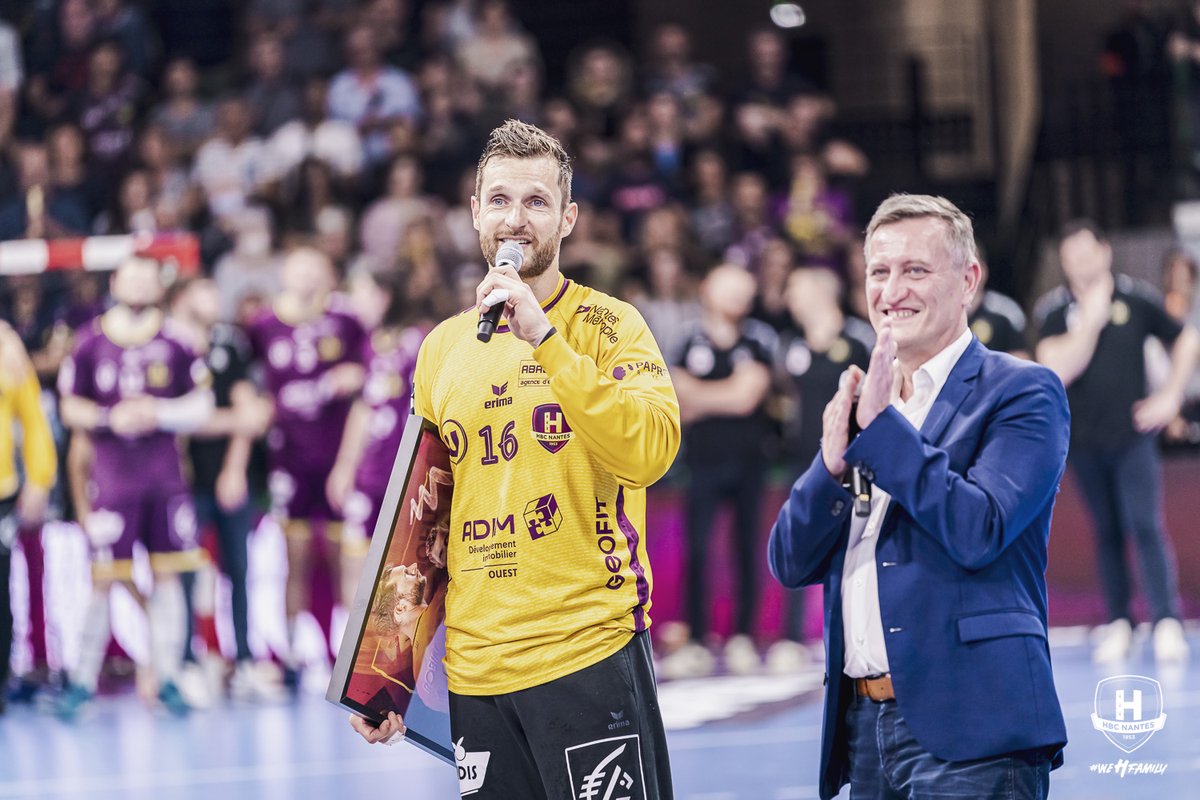 HBCNantes's tweet image. 💬 Mickaël Robin :

"Mon année au "H" ? Que du bonheur. Du premier jour à ce soir, j’ai eu ce sourire. Vous m'avez rapidement adopté, vous m'avez porté. 🙌
Merci #PeupleViolet, vous êtes des supporters incroyables." 🟣🟡 @mickarob1 

#HommagesHBCNantes