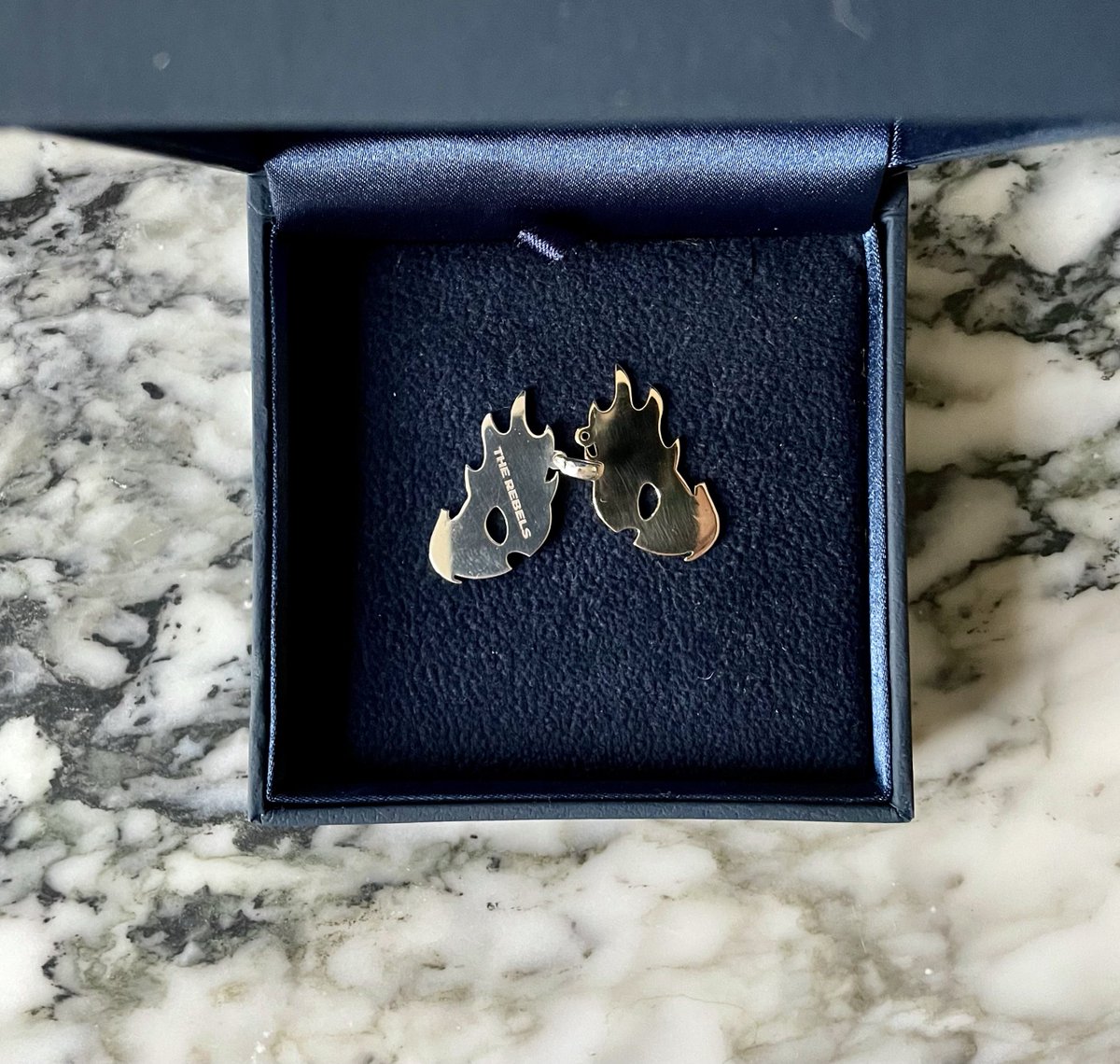 GM Rebels! 
Have you minted in our Presale or Phase 1 days? Well then we have a word with you to keep 👀Beautiful gold/silver pendants are eligible to claim if you were airdropped our Genesis Pass! 
More info here 👇
discord.com/channels/90438…