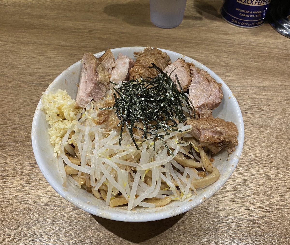 _r_humble_'s tweet photo. MEN YARD FIGHTさん
限定　汁なし　豚増し
ニンニク少しアブラカラメ
バキボキで美味すぎでした https://t.co/OGbbmR47cq