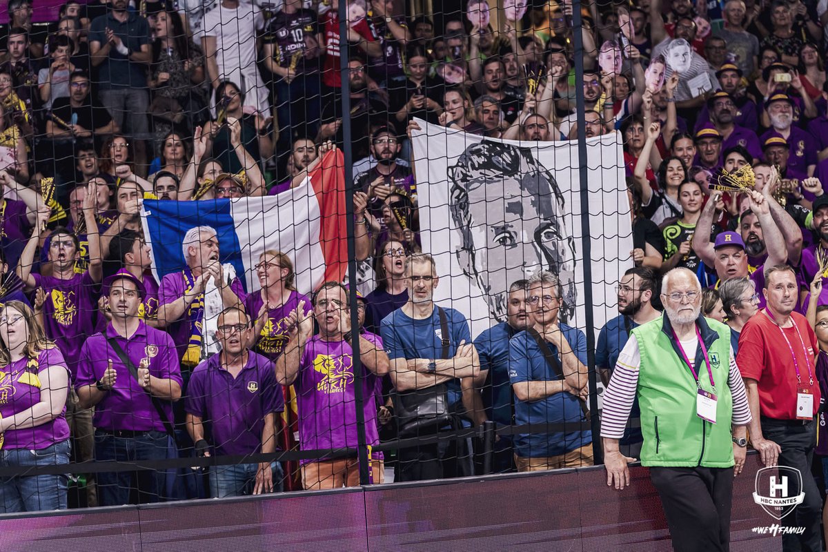HBCNantes's tweet image. 💬 Mickaël Robin :

"Mon année au "H" ? Que du bonheur. Du premier jour à ce soir, j’ai eu ce sourire. Vous m'avez rapidement adopté, vous m'avez porté. 🙌
Merci #PeupleViolet, vous êtes des supporters incroyables." 🟣🟡 @mickarob1 

#HommagesHBCNantes