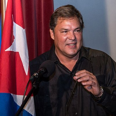 maydy74's tweet photo. Nuestros héroes no serán olvidados!!!!.  #Fidel "Los Cinco Héroes cubanos prisioneros del imperio son paradigmas a imitar por las nuevas generaciones. 
Muchas Felicidades!!!!!!. https://t.co/5sYp3IQphr