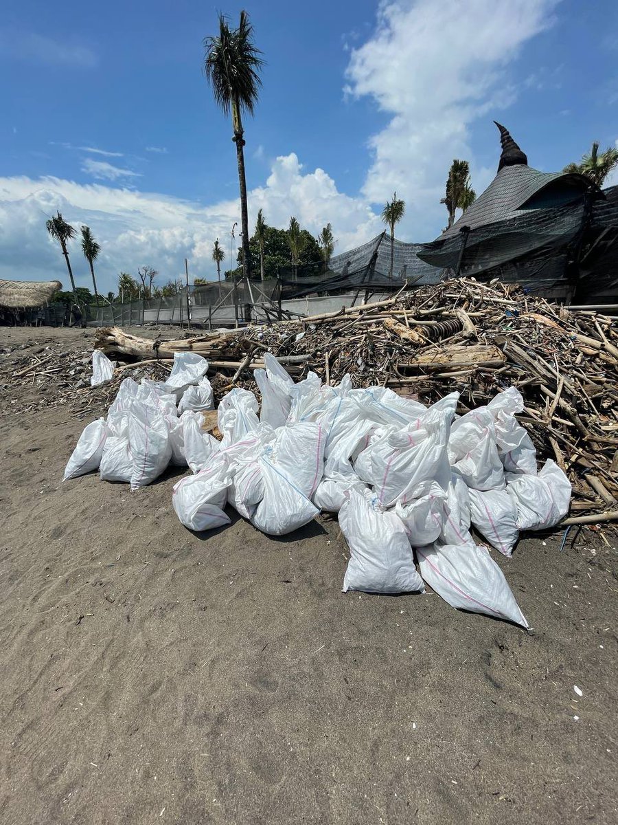 lanayasko's tweet photo. This winter I was in Bali with my friends,we don’t bypass those who need help.Once we collected clothes and gave them to those who needed them more. Also we  often cleaned the beach from debris.There are many caring people in the world, we need to love life🙏🏻 
#8156 @s7nsstation https://t.co/zDOyFp1bSw