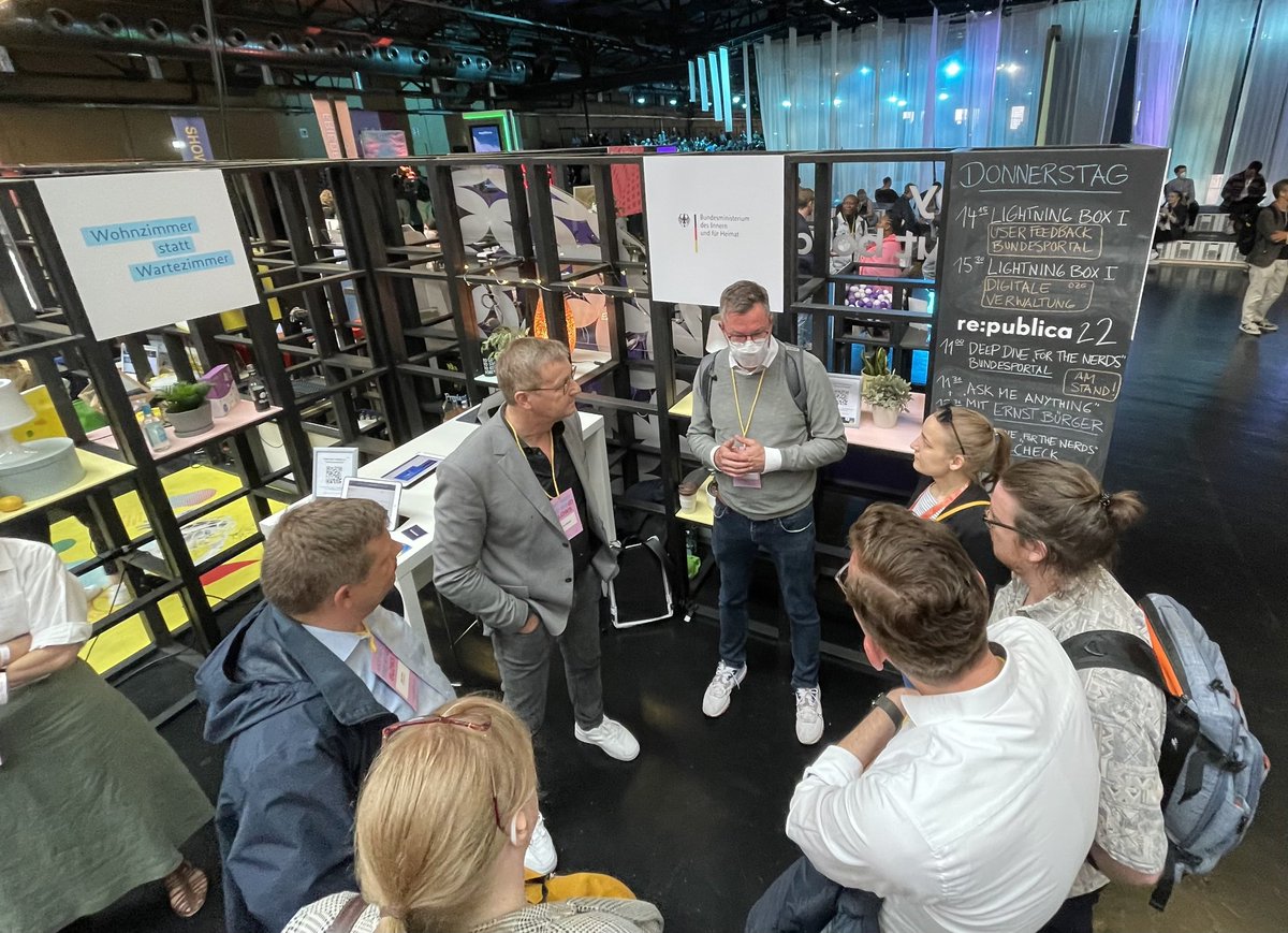 Ich bin heute auf der <a href="/republica/">re:publica</a>. Hier läuft gerade mein erstes #AskMeAnything, kommt gerne um 13:30 Uhr zum zweiten #AMA am BMI-Stand. Ich freu mich auf euch! #OZG #rp22