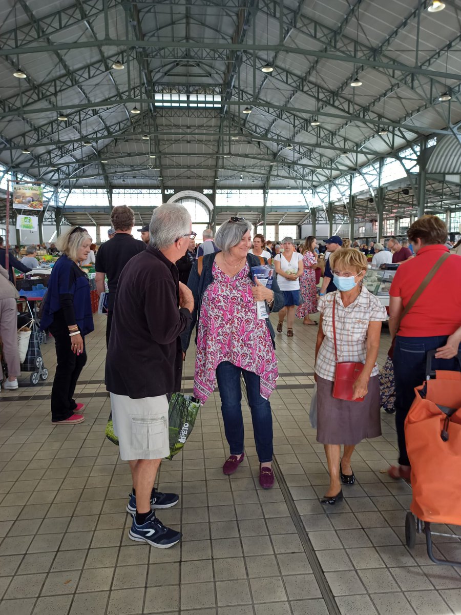 BONNECARRERE_'s tweet photo. Tractage au marché de Marcadieu à Tarbes ce matin. Contre toute attente beaucoup moins d'animosité que pour les présidentielles. Rencontre avec le candidat sortant du parti Renaissance , nous avons échangé quelques mots en toute intelligence avant de nous souhaiter bonne chance https://t.co/qGlSdUGFPc