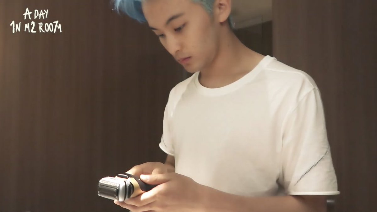 LMKLOOK's tweet photo. mark showing how he shaves his beard 😮 https://t.co/4Cy22VHHnW