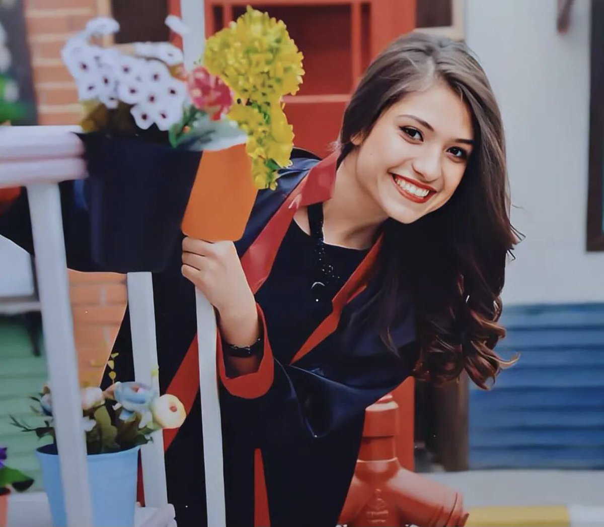 Aybüke arkadaşımdı. Onunla birçok kez aynı sahnede konserler verdik şarkılar söyledik. Vapur iskelelerinde, dondurma dükkanlarında, Kıbrıs şehirlerinde, Çanakkale’de, Ankara’da, Gelibolu’da,her kampta bizimle. Arkadaşımı meslektaşım olarak da özlemle anıyorum.. 🖤#aybuekeyalcın