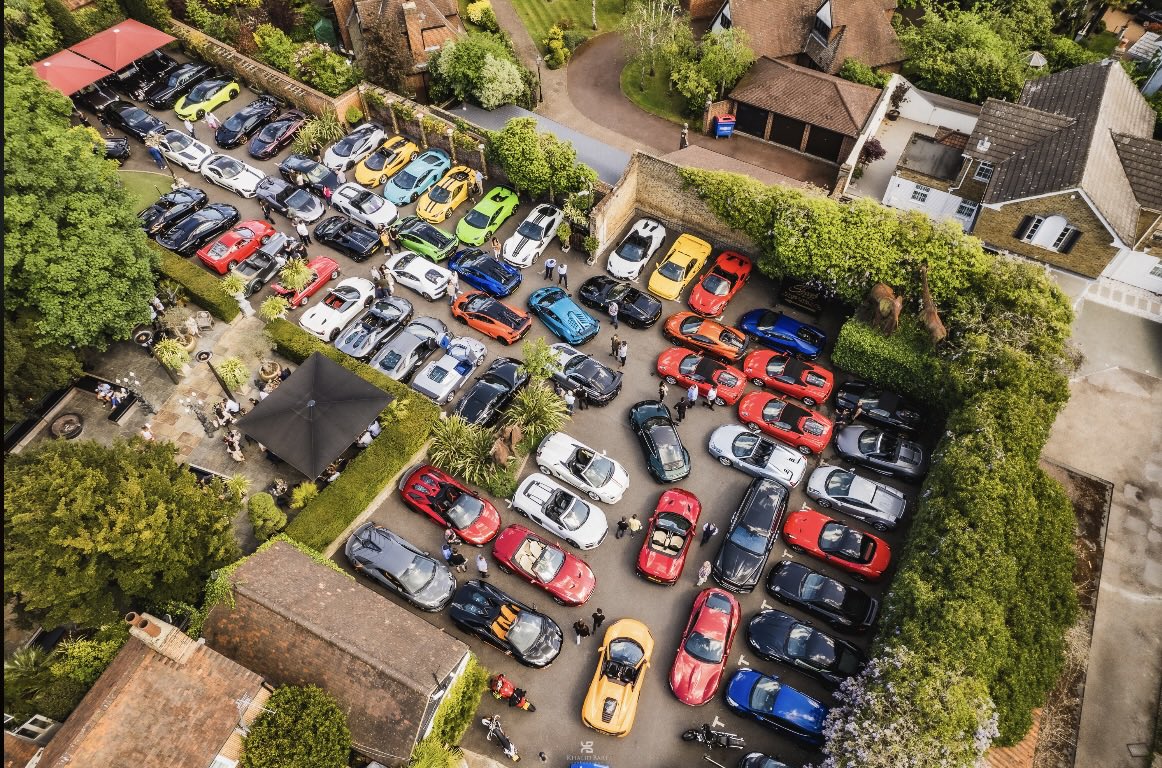 That’s How You Park Supercars. #SuperCarSunday …