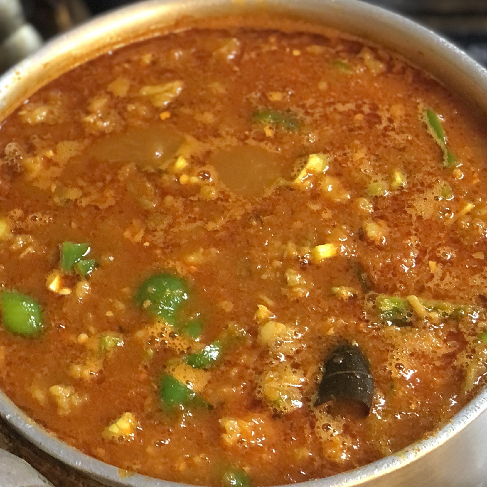 Spice Dungeon 不定期営業 予約制 こんなスパイスカレーを作りました 初挑戦のカレーです 名付けて 牛すじビンダルー 少し酸っぱめのカレー ポークビンダルをアレンジしました 赤いですが中辛ぐらい の仕上がりです スパイスダンジョン
