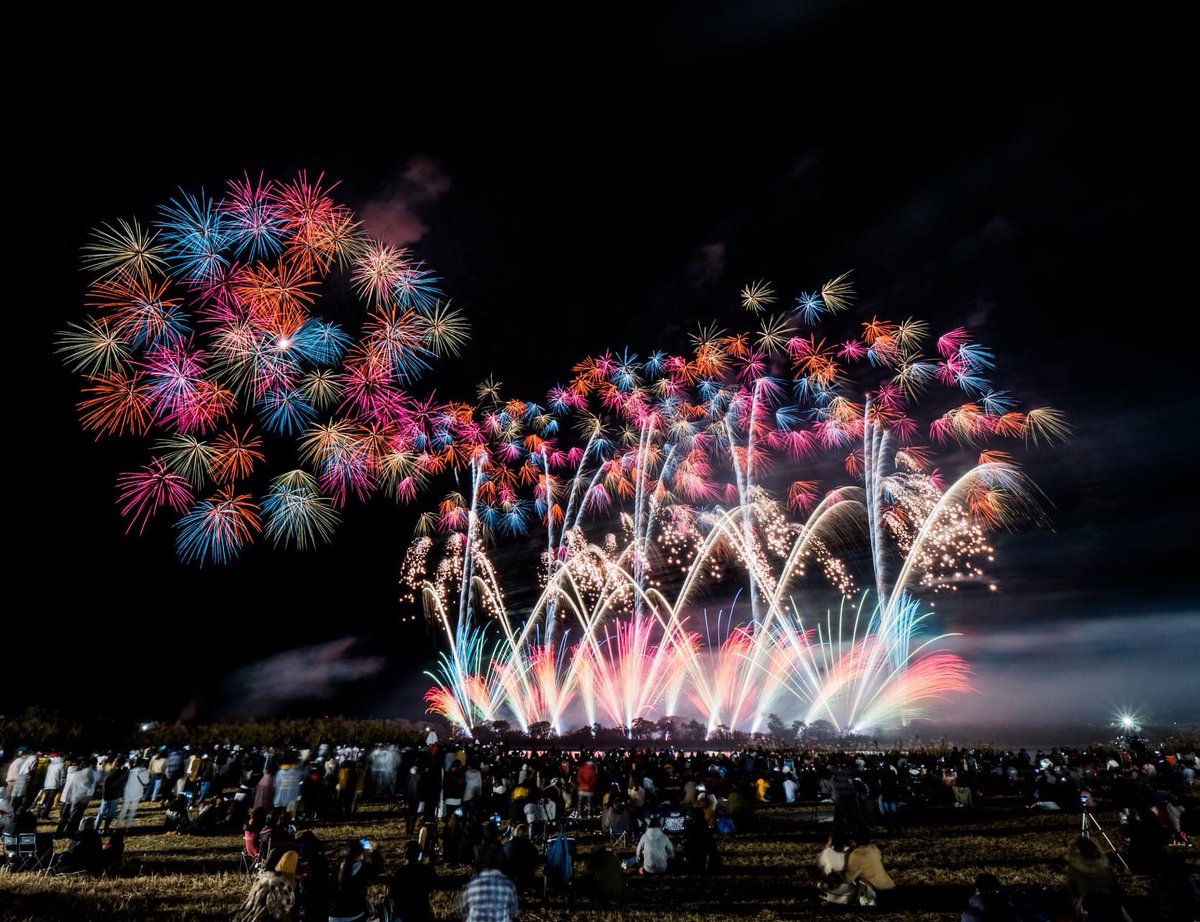 今年の宮崎の一ツ瀬川花火の花火担当業者は生島煙火じゃないそーだ。どーゆこと？
個人的見解。昨年の一ツ瀬川花火の内容ははみやざき芸術花火よりも上だと思ってるんだが。