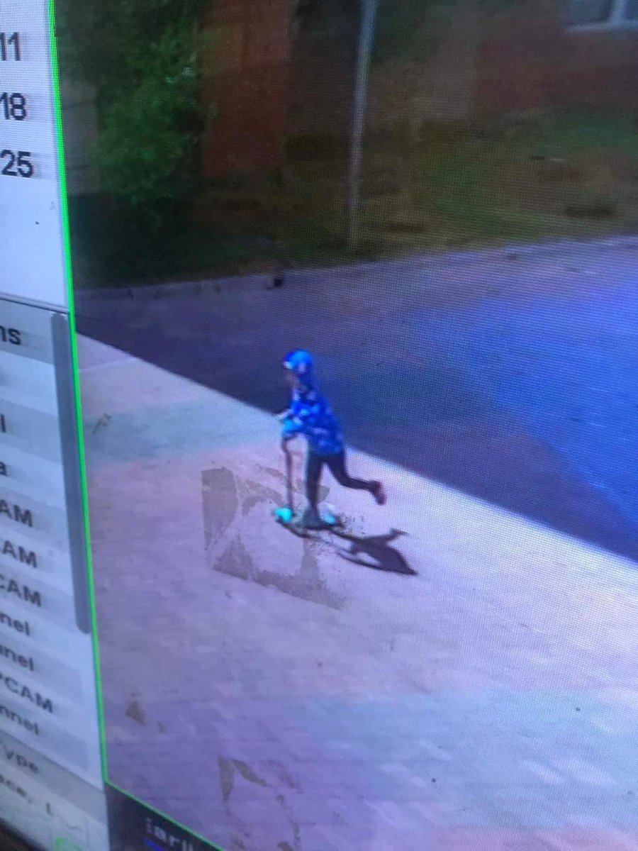 ГЭРИЙНХЭЭ ГАДАА ТОГЛОЖ БАЙСАН ХҮҮ АЛГА БОЛЖЭЭ

Хүннү хороололд гэрийнхээ гадаа тоглож байсан хүү алга болжээ. Хүү өнөөдөр 15 цаг өнгөрч байхад алга болсон бөгөөд яг ийм хувцастай скүүтертэй явж байгаа гэнэ. 

Харсан хүн байвал 99992724, 88082299 утсаар холбоо бариарай.🙏🏻