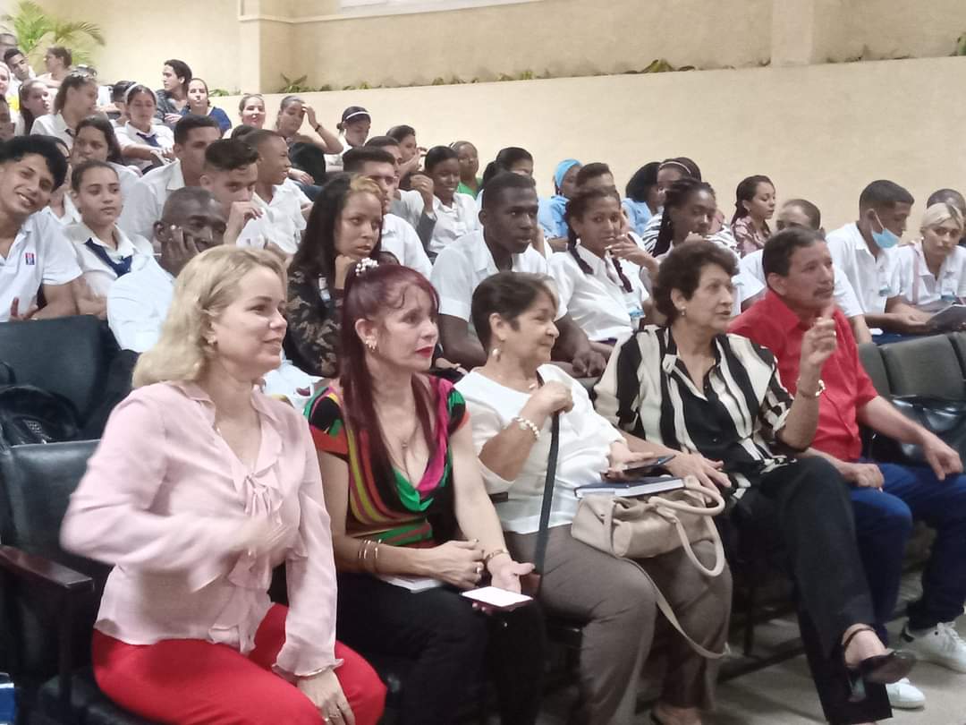 Con la presencia de la Ministra de Educación y con el agradecimiento de todos los educadores a la obra de José Martí, por su aporte al pensamiento pedagógico, se realiza el taller Vida y obra de José Martí  en la escuela cubana desde el centro, Nicolás Guillén #CTC