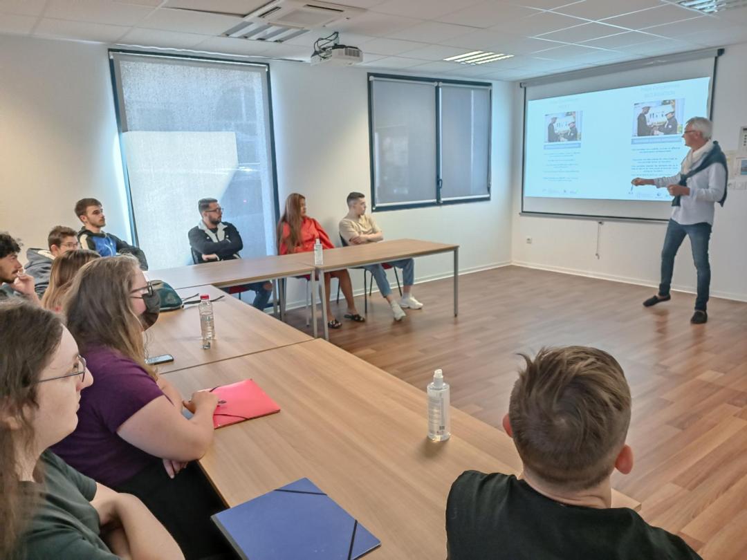 esteban6656's tweet photo. Présentation de Prépa compétences à l'agence par Alain Fourrel de l'Afpa. 10 jeunes présents du CEJ sur 11  accompagnés par Aurelie Bonniol leur conseillère. Merci Aurelie pour ton implication...ça paye 🙂👏👍presque 100% de présents = CEJ Pôle emploi Prades https://t.co/oNNf7pEzzO