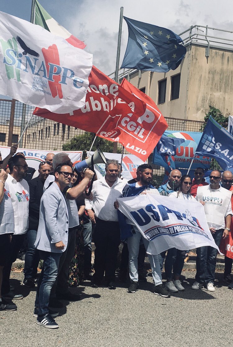 DepasqualeSippe's tweet photo. 📣 Oggi davanti al #carcere di Velletri per i diritti delle donne e degli uomini della polizia penitenziaria.
#sippe e #sinappe https://t.co/HATJpy00nP