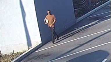 ‼️Prepoznajete li osobu s fotografije? Ako da, pozivamo vas  da o tome obavijestite najbližu policijsku postaju, putem telefona 192 ili na e-mail sibensko-kninska@policija.hr. ▶️bit.ly/3aEfWpI