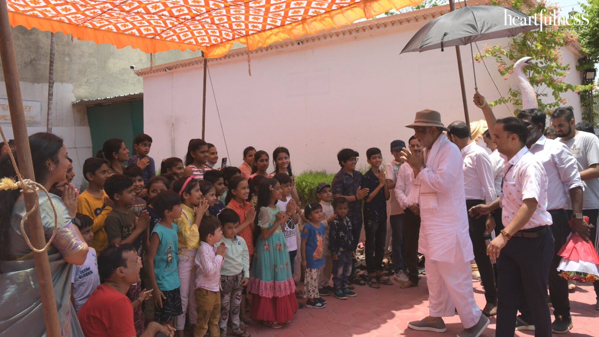 kamleshdaaji's tweet photo. It was delightful to stop at Hoshangabad after leaving Bhopal this morning. Conducted meditation session with abhyasis and interacted with children. Now to next destination 

#traveldiaries #heartfulness #meditation https://t.co/dJ909GjYw5