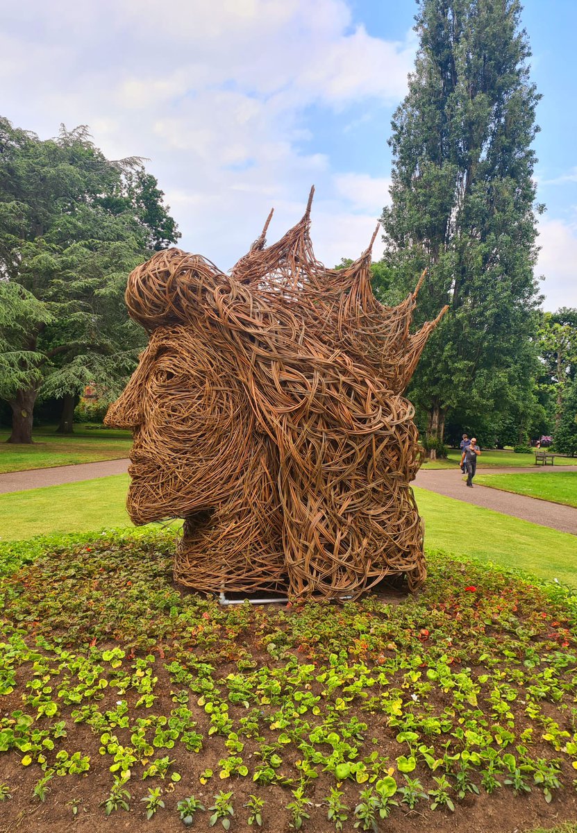 My queens head sculpture at the Grosvenor park in Chester #willow #willowsculpture #ecoart #cheshirewestandchester #Sustainability #sustaineableart #artineducation