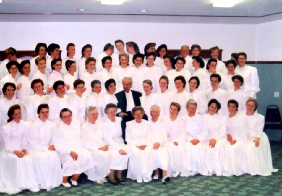 TarizSolis's tweet photo. Oia, 'Keep Sweet: Pray and Obey' ini membawa kita kunjungi komunitas tertutup FLDS (Mormon fundamentalis) dimana tugas para perempuan hanya untuk diperistri &amp; mematuhi suami. Tak ada kebebasan sedikitpun, bahkan cara berpakaian &amp; menata rambut pun diatur spesifik di buku panduan. https://t.co/ihu5pK30Sy