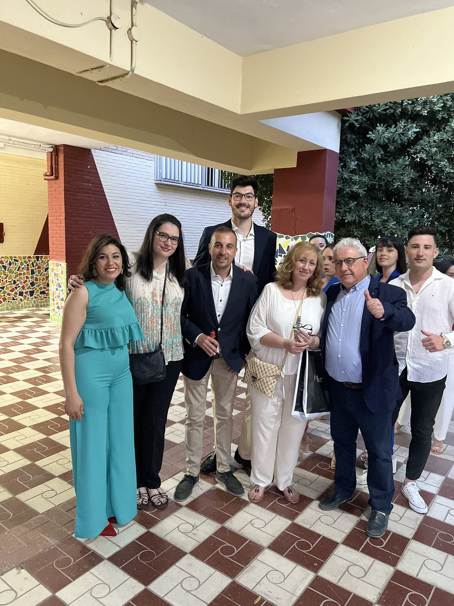 De Graduación con unos alumnos/as excelentes, muchos ya amigos ¡por un futuro brillante! 

#FP #CyACartuja <a href="/leonlopezcesar/">César León</a> <a href="/AlfonsoLatJim/">Alfonso Latorre</a> <a href="/jadeelmlaky/">Jade M</a> <a href="/Erika_lop_fer/">Érika☀</a> 👏🏻👏🏻 <a href="/iescartuja/">IES Cartuja</a>