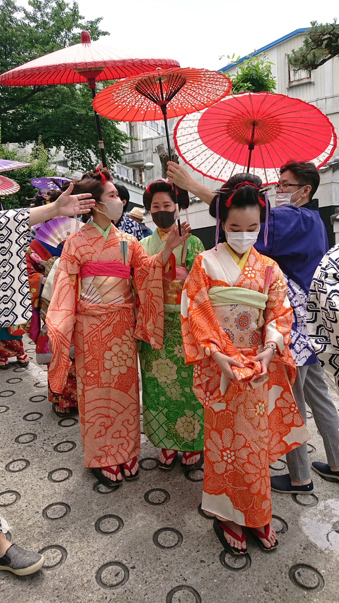 ohka_eigo's tweet photo. 先日の有松絞りまつりのボランティアに参加しました。浴衣パレード、花魁体験、甲冑試着、総合受付など満載でした。 https://t.co/EOF1owPua5