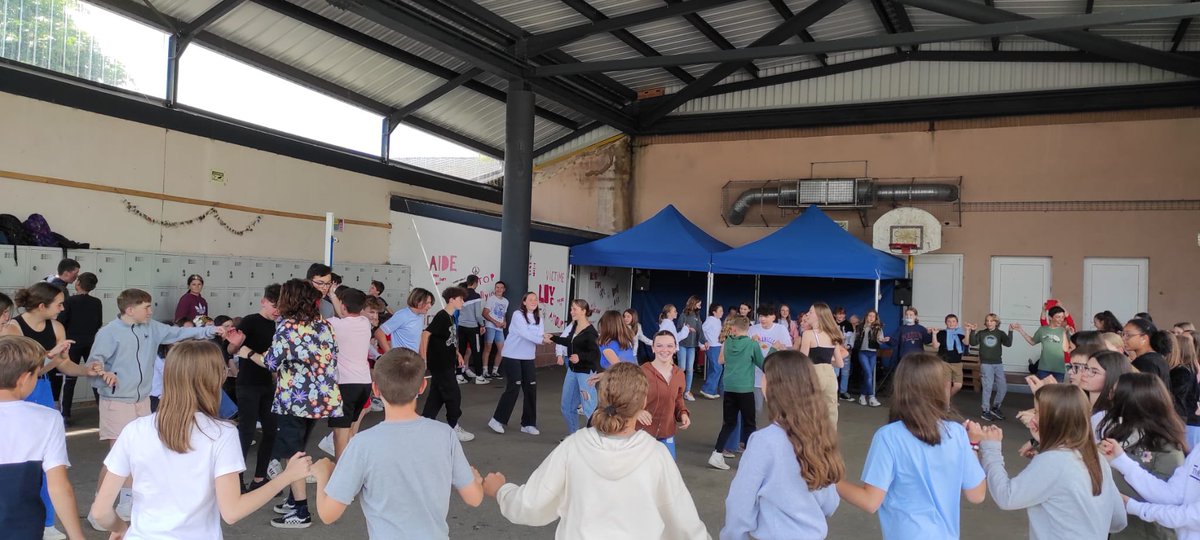 DelphineEc56's tweet photo. Semaine de l’Europe au collège St Louis de St Jean Brévelay : l’ouverture au Monde au service du climat scolaire dans les établissements 🇮🇪☘️🇪🇺 EC56 https://t.co/pj5HKHeDYm