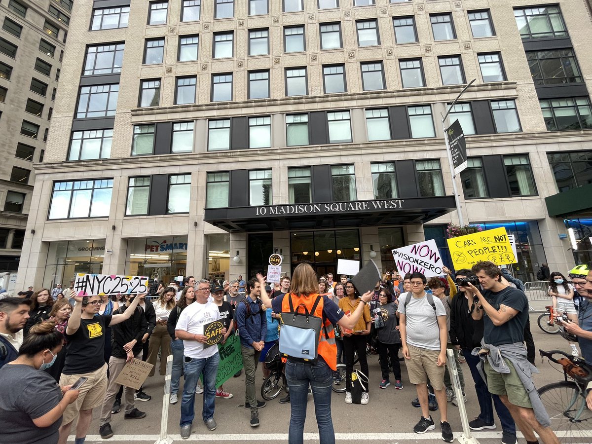 KathyParkPrice's tweet photo. Huge shout out to @TransAlt’s Manhattan organizer @anna_ms84 for doing annamazing job prepping a last minute action and leading tonight’s rally and march with TA staff, volunteers and the public.
We marched to end traffic violence and #openbroadway. https://t.co/LBUF99vD08