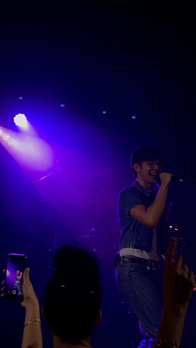 elena15__'s tweet image. aquí os dejo algunas fotitos que le hice ayer a mi fla en el concierto de Barcelona🥹🤙🏽 #FlavioGiraBarcelona #Flavioot #Flamantha @flaviofdzz ❤️