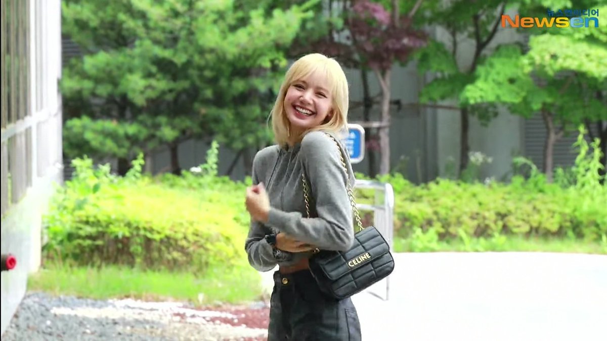 เกินไปไหมมมม😭😭😭😭มัมหมีปลื้มปริ่มจะร้องไห้น่ารักมากกกก

SAFE FLIGHT LALISA
#LisaAimeParis