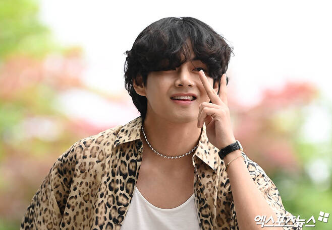 Ederlin0417's tweet photo. - 📸 Imágenes de #Taehyung en el aeropuerto de Corea del Sur rumbo a Francia donde asistirá al desfile de moda de la marca CELINE, para la pasarela de moda masculina de verano 2023 en Paris. 

@BTS_twt #V #BTS https://t.co/FyTym2Spn4
