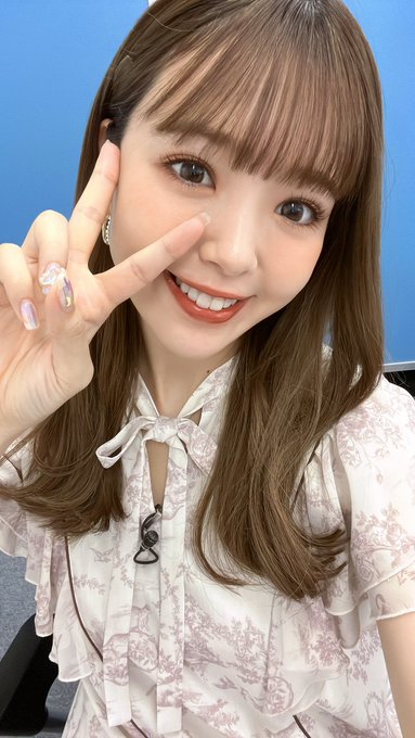 藤田ニコル 花柄ワンピで今日もビジュmax 髪型にネイルにカワイイが大渋滞 歌詞検索サイト Utaten ふりがな付