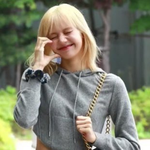 TeamLisaPH's tweet photo. She looks so happy and bright. Love her so much 🥺 Have a safe flight, Lisa!

SAFE FLIGHT LALISA
#LisaAimeParis https://t.co/BGvhkfm5BN