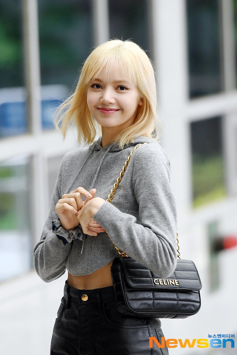 BBU_BLACKPINK's tweet image. [PRESS] @BLACKPINK’s #LISA at Gimpo International Airport on her way to PARIS ✈️ 

SAFE FLIGHT LALISA
#LisaAimeParis