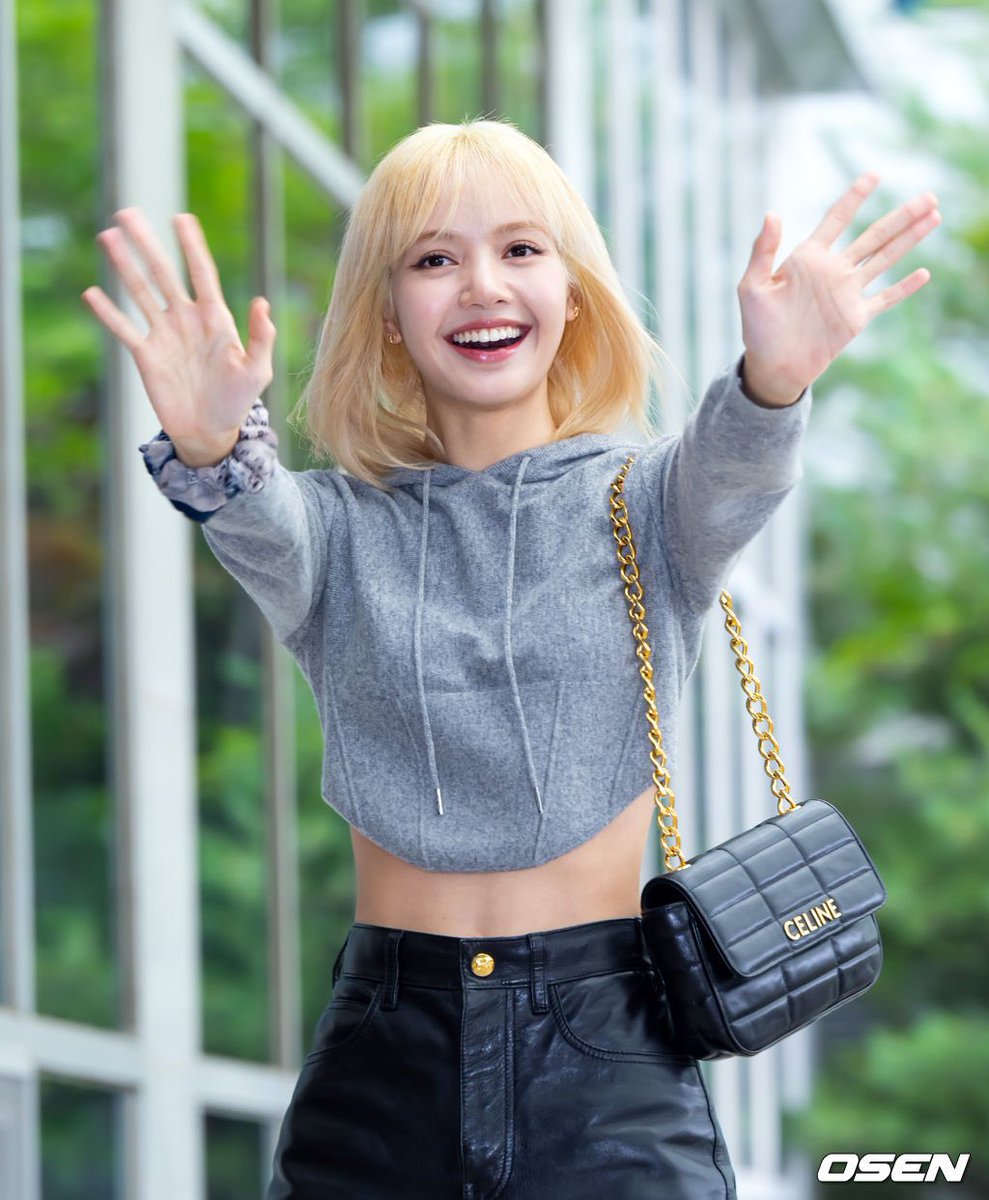 villainpinks's tweet image. #LISA at Seoul GIMPO Airport heading to Paris 🇫🇷 @BLACKPINK