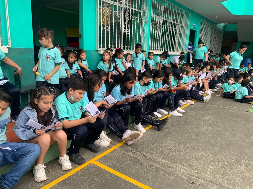 cesarencaladae's tweet photo. Fomentamos el amor por la lectura, así como la práctica de los juegos tradicionales q nos identifican como pasajeños, orenses y ecuatorianos.
Niños y jóvenes de la Unidad Educativa "Nuevo Milenio" disfrutaron del programa "Leer te hace Grande"

#JuntosCambiamosPasaje 🟨🟥🟨 https://t.co/tSRSaKi7qy