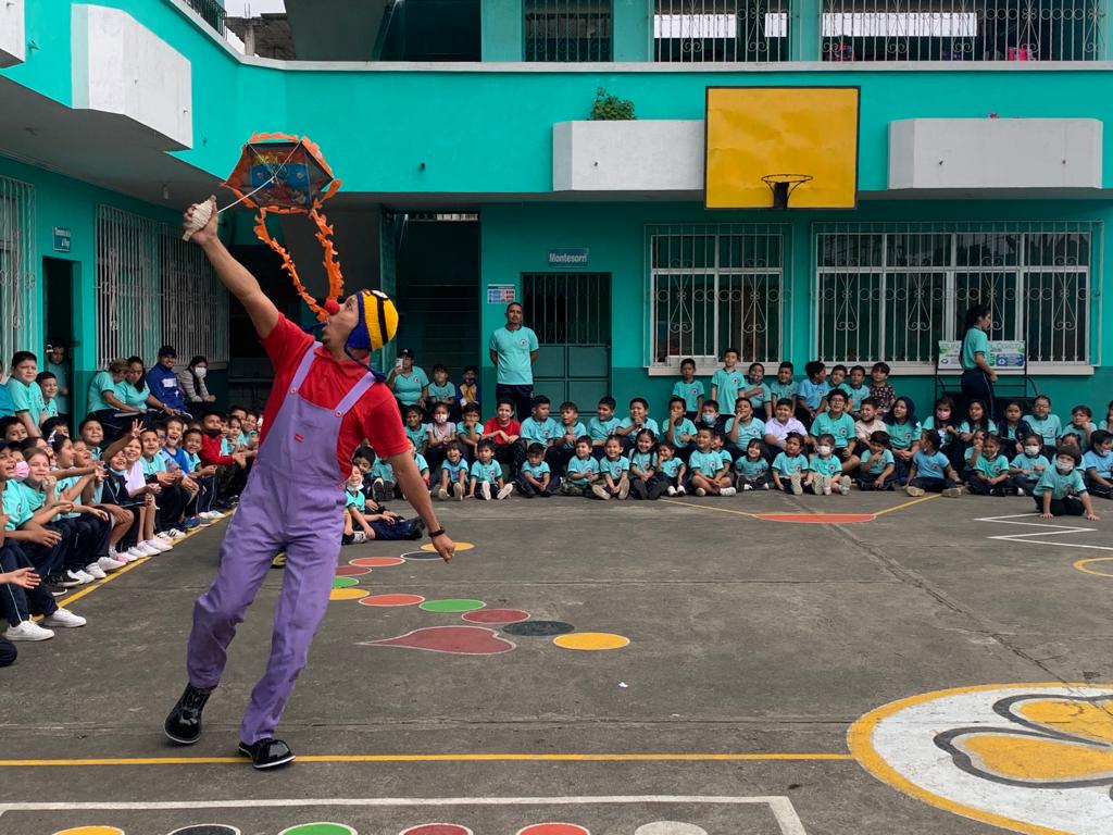 cesarencaladae's tweet photo. Fomentamos el amor por la lectura, así como la práctica de los juegos tradicionales q nos identifican como pasajeños, orenses y ecuatorianos.
Niños y jóvenes de la Unidad Educativa "Nuevo Milenio" disfrutaron del programa "Leer te hace Grande"

#JuntosCambiamosPasaje 🟨🟥🟨 https://t.co/tSRSaKi7qy