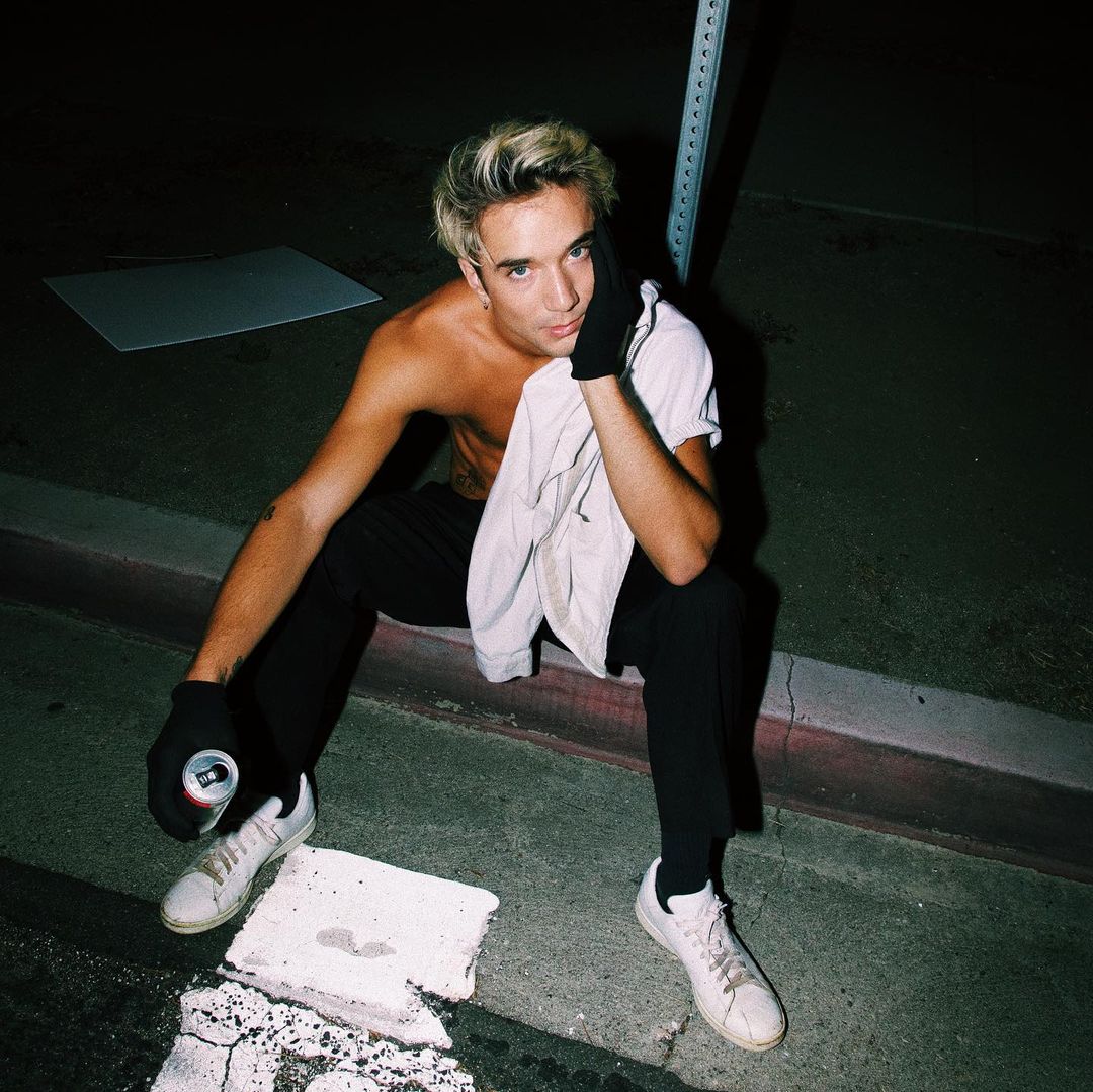 ry1ch3's tweet photo. #DanielAppreciationDay 
I LOVE THIS MAN SO MUCH 
i dont know how do you have such a beautiful soul, the talents, AND the look (i mean look at him, so gorgeous) ALL IN ONE? like you're God's favorite for sure. truly a blessing for this world, keep being you. ♡♡♡ https://t.co/XgW2rrO4wL