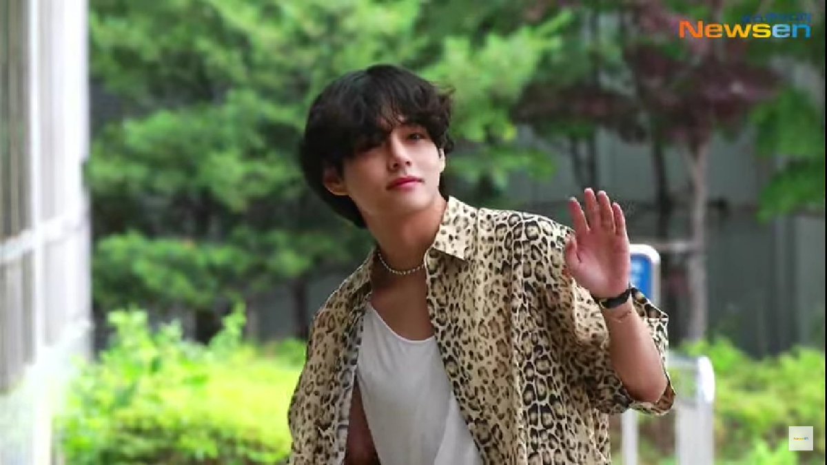 BTSVspanish's tweet photo. Ten un buen viaje Taehyung 🥰

BON VOYAGE KIM TAEHYUNG 
#HaveASafeFlightV https://t.co/sTr0rwrMuL