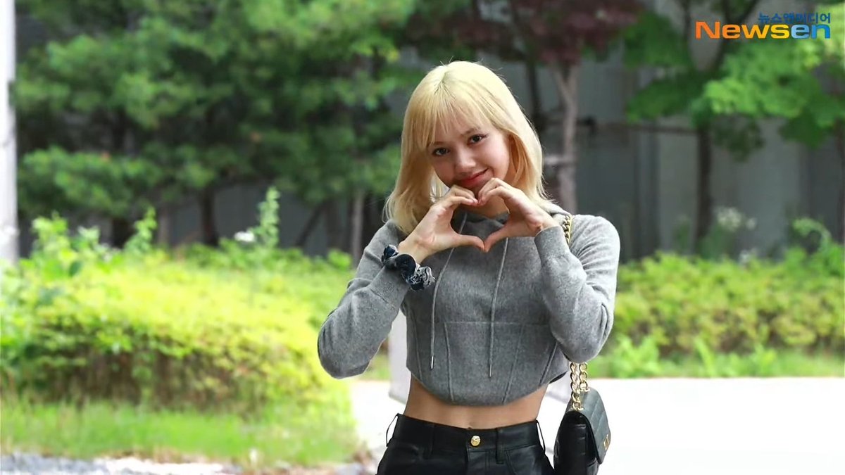 infobangpink's tweet photo. [ 📸 ] Hilo de imágenes de #V y #LISA en el aeropuerto rumbo a París! 

BON VOYAGE KIM TAEHYUNG
#HaveASafeFlightV

SAFE FLIGHT LALISA
#LisaAimeParis

@BLACKPINK @BTS_twt https://t.co/6Nw8L3mwxj