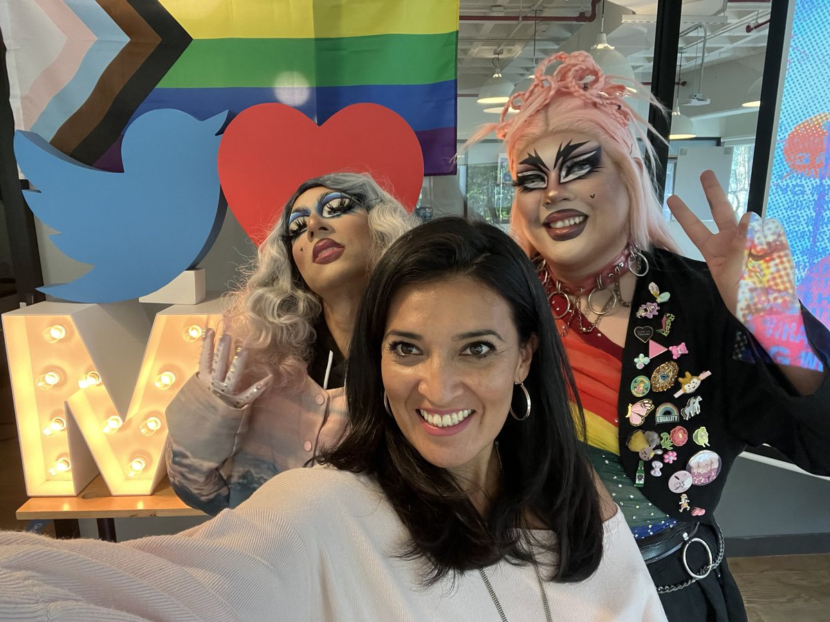 denizmeza's tweet photo. Hoy, maquillaje Drag en la oficina! #LoveTwitter https://t.co/RFinK1LYob