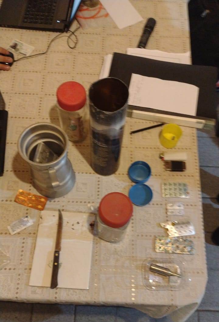 MINISTERIO DE SEGURIDAD
 JEFATURA DE POLICÍA
#IMPORTANTE 🔴 #ESQUEL

EN EL OPERATIVO ‘MOLE’, LA POLICÍA DEL CHUBUT SECUESTRÓ MÁS DE 100 DOSIS DE COCAÍNA, ENVOLTORIOS DE MARIHUANA Y SE IMPUTÓ A UNA PERSONA.⬇️